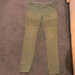 Leggings with ripples on the knees
